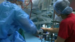 Sağlık personeli arızalanan cihazı 2 saat boyunca elle çalıştırdı