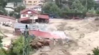 Sel suları kereste fabrikasını yıktı geçti