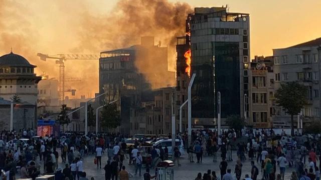 Taksim Meydanında bir otelde yangın