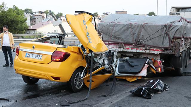 İzmirde taksi tıra çarptı: 1 ölü, 2 yaralı