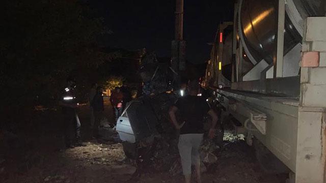 Balıkesirde yük treni otomobile çarptı: 2 ölü