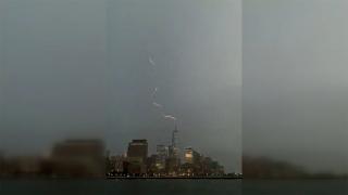 New York’ta bulunan One World Trade Center’a yıldırım düştü