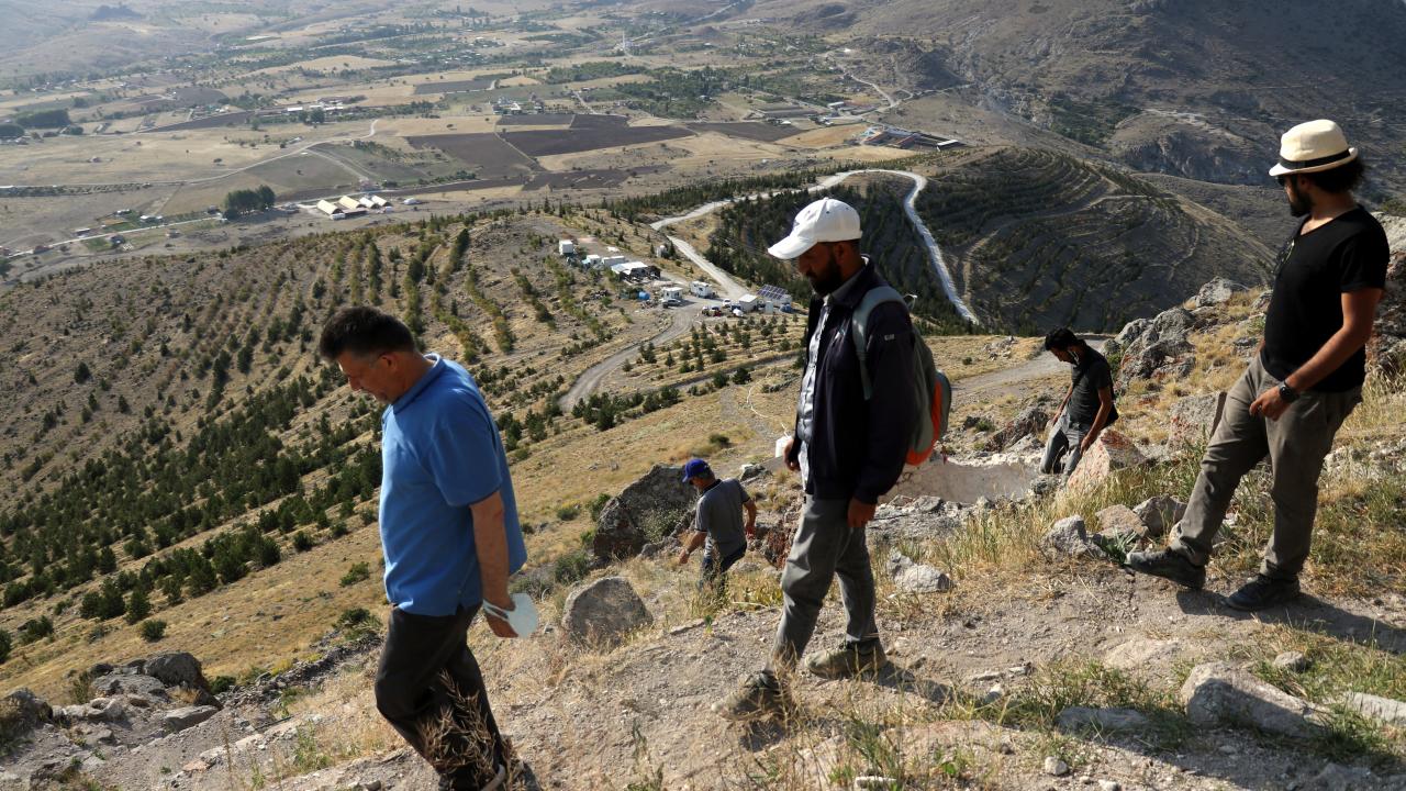 Şehre kuş bakışı hakim noktadaki kalenin girişi ortaya çıktı