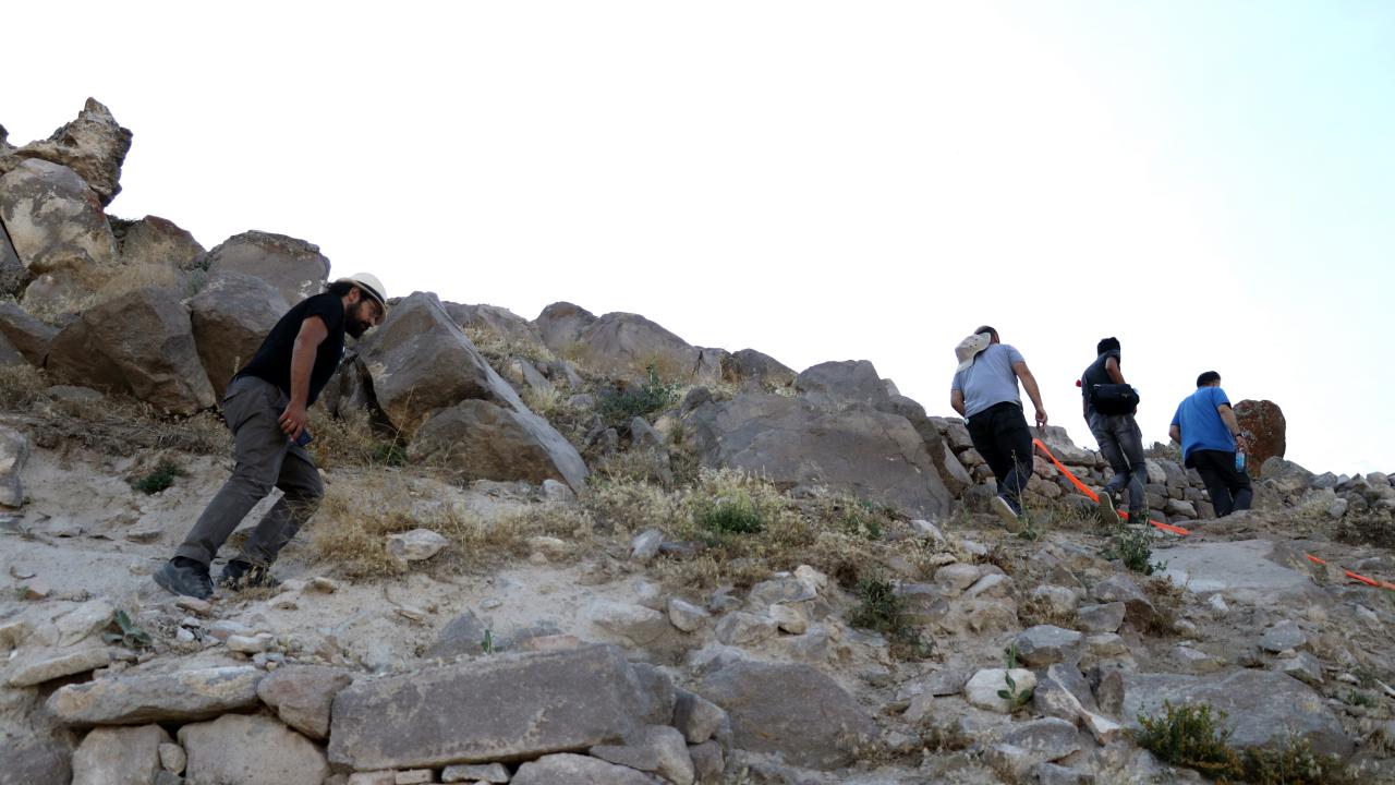 Kapı, servis mekanlarına açılıyor