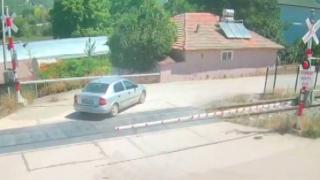 Hızla yaklaşan treni görmedi, canını zor kurtardı
