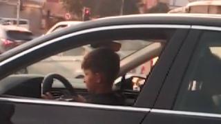 Araç kullanan çocuğun tehlikeli yolculuğu kamerada