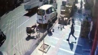 Yola doğru hareket eden bebek arabası son anda durduruldu