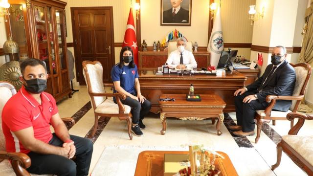 Milli güreşçi Elvira Kamaloğlu, Erzincan Valisi Mehmet Makası ziyaret etti