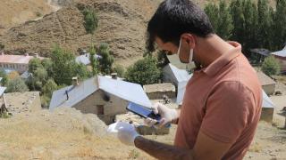 Hakkari’de aşı için kapı kapı geziyorlar