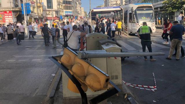 Trafik ışıkları tramvay yoluna devrilince seferler aksadı