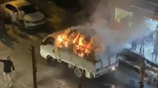 Karton yüklü kamyonet yandı, şoför canını zor kurtardı