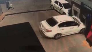 Gaz pedalı sıkışan araç ATM'lere çarptı