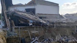 İstanbul'da iş yeri çöktü