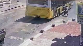 Seyir halindeki otobüsten düşen kadın yaralandı