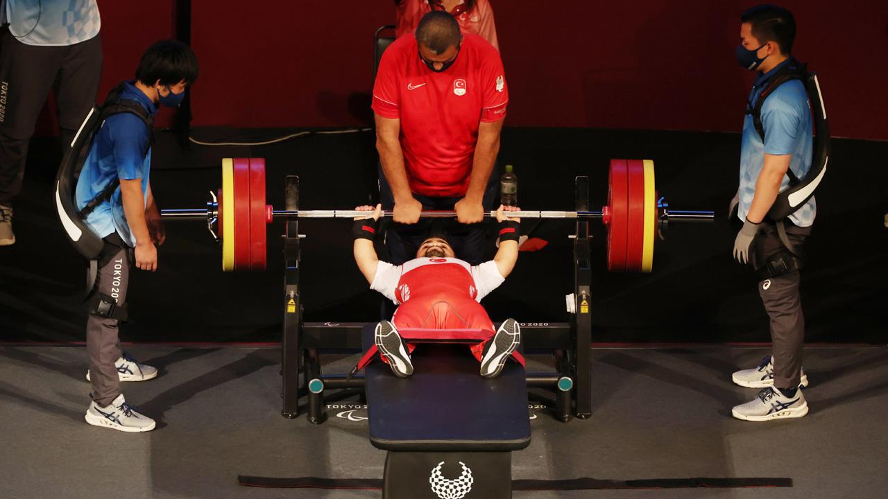 Milli halterci Abdullah Kayapınar olimpiyat beşincisi oldu