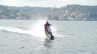 Ünlü motosikletci Robbie Maddison İstanbul Boğazı'nı su üzerinde geçti