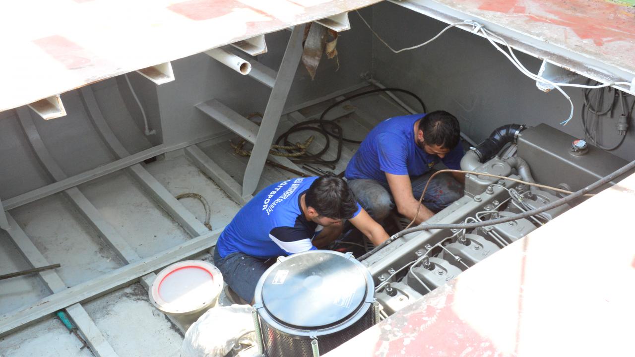 Balıkçı İsmail Altunkaya da ağ onarımı, tekne tamiri ve bakımlarını yaptıklarını anlattı.