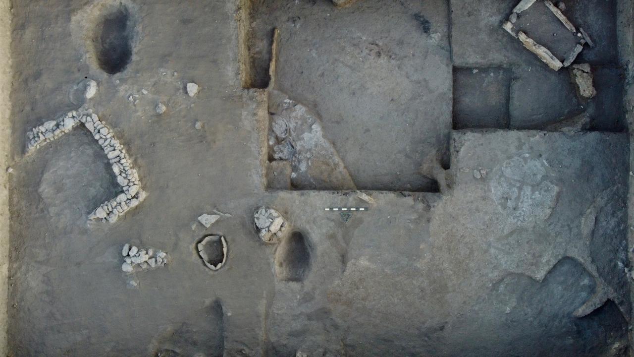 Höyüğün güney kesiminde İlk Tunç Çağı 1`e ait yapıların bulunduğunu belirten Türkteki, şöyle konuştu: