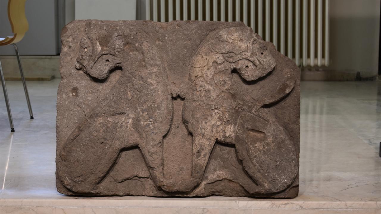 Kazılarda bulunan eserler kayıt altına alınıyor