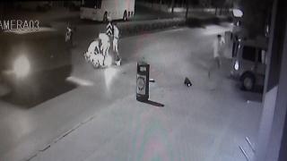 Kaza yapan sürücüye yardım edenlere minibüs çarptı