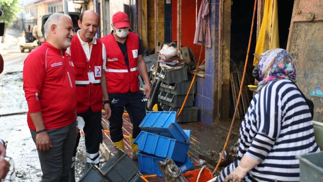 Kızılay Gönüllüleri, afet bölgelerinde ev ve iş yerlerinin temizlenmesine yardımcı oluyor