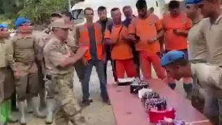 Sel bölgesinde Mehmetçiğe doğum günü sürprizi