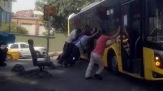 Yolda asılı kalan İETT otobüsünü vatandaşlar kurtardı