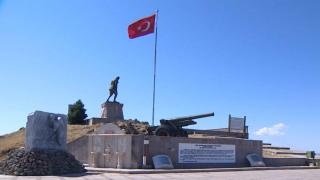 Türk ordusunun 30 Ağustos'ta kazandığı zafer anıtlarla ölümsüzleştirildi