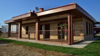 Yangında evi yanan yaşlı çift yeni evlerine kavuştu