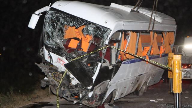 Manisada otomobil ile minibüs çarpıştı: 4 ölü, 7 yaralı