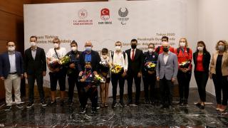 Milli sporcular yurda döndü