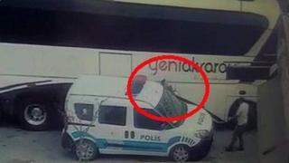 Polis memuru otobüsle ekip aracı arasında sıkıştı