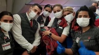 Gökyüzünde yeni bir yaşamı kucağına aldı