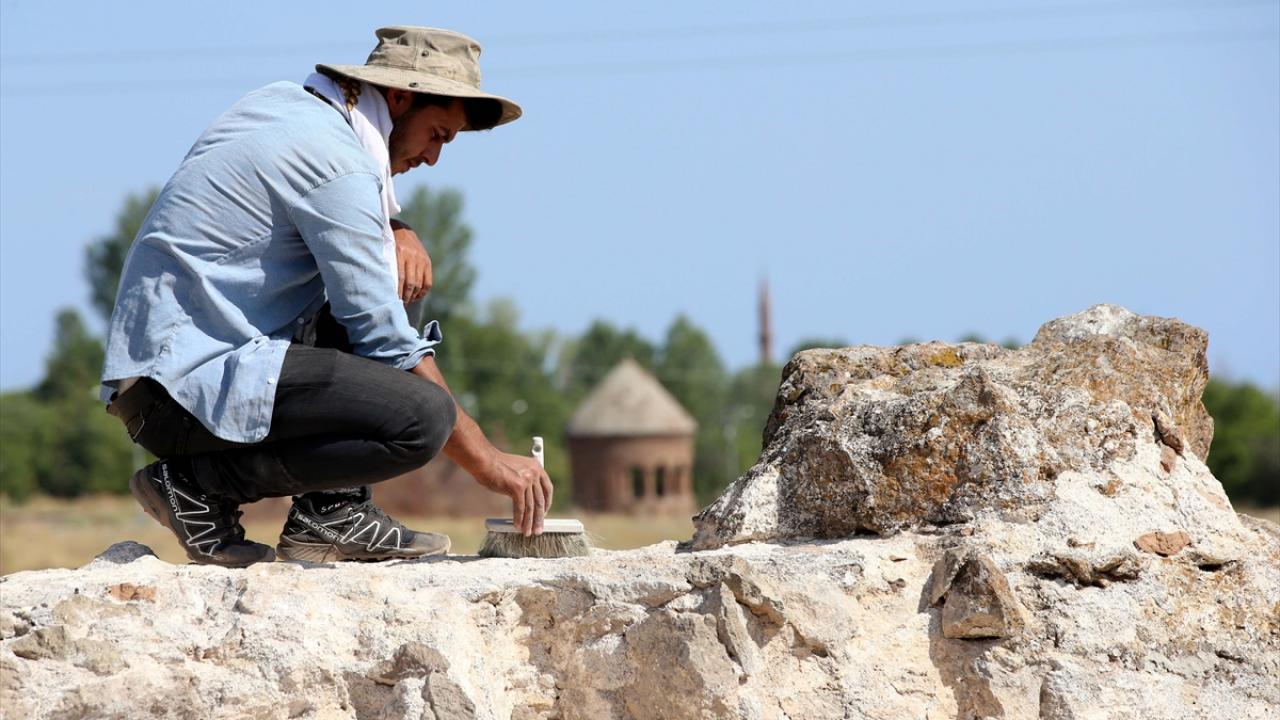 "Kazılar devam ettikçe yapının izlerini görebiliyoruz"
