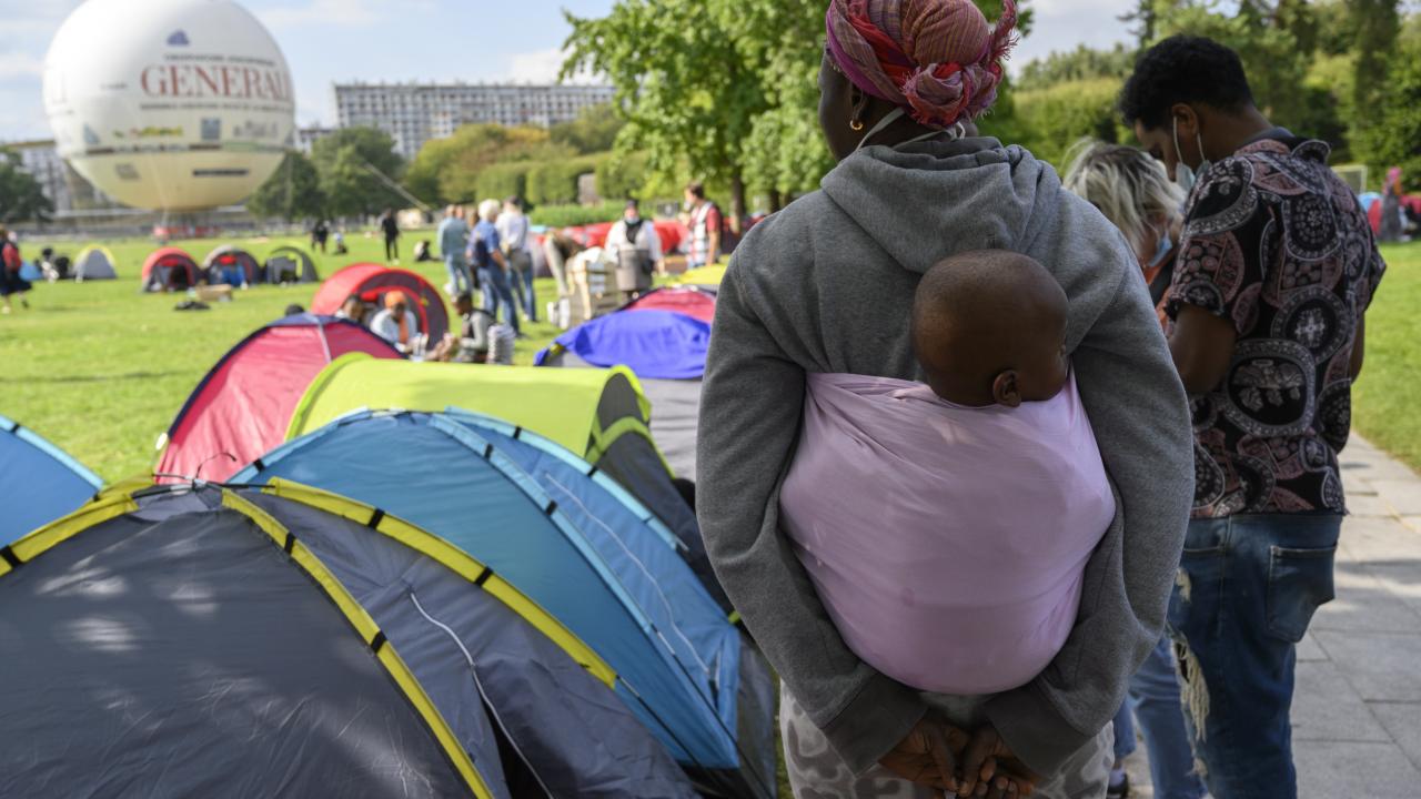 Dernekler göçmenlere konut sağlanması için çaba sarf ediyor