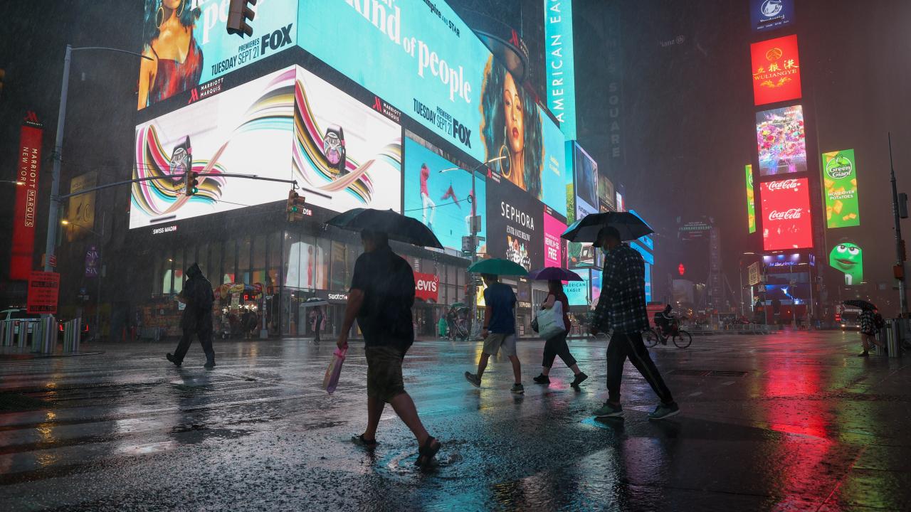 Metro ve uçak seferleri aksadı