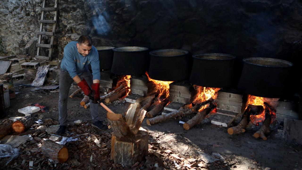Pekmezler odun ateşinde ve bakır kazanlarda kaynatılıyor