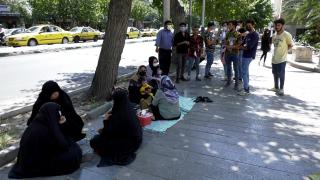 On binlerce Afgan’ın ilk durağı sınır komşusu İran oldu