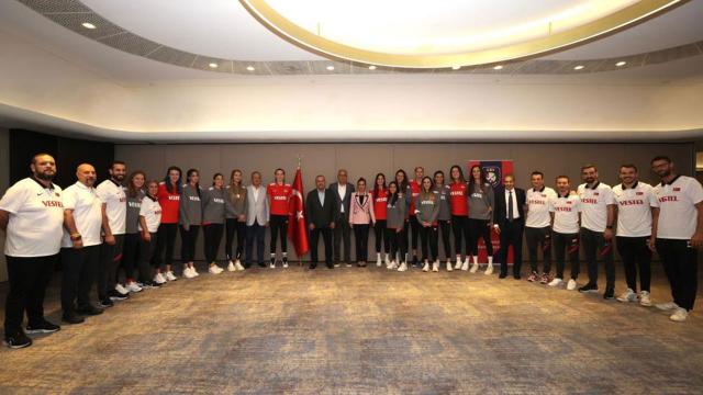 Dışişleri Bakanı Çavuşoğlu, "Filenin Sultanları" ile buluştu