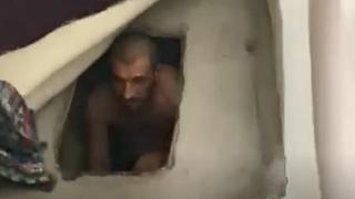 Aranan şüpheli evinde kanepenin altına kazdığı çukurda yakalandı