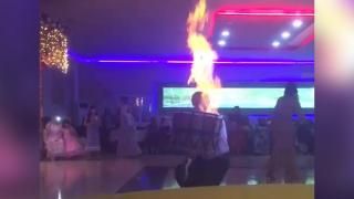 Alev şovu yapmak isteyen davulcu kendisini zor kurtardı