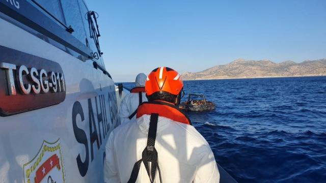 İzmir açıklarında 28 düzensiz göçmen yakalandı
