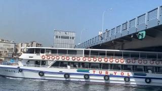 Galata Köprüsü'nden gemiye atlayan kişi gözaltında