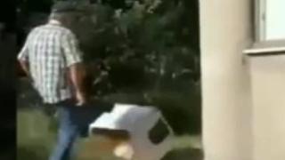 Komşularının kedi beslemesine sinirlenen adam kulübeyi parçaladı