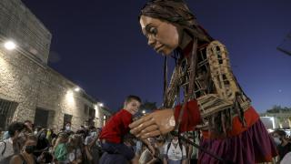 Mülteci çocuğu simgeleyen 'Küçük Amal'a Yunanistan'da engel