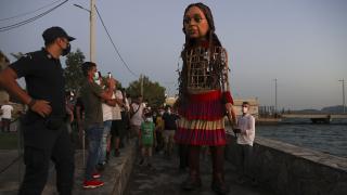 Sığınmacı çocuğun kuklasına bile tahammül edemediler