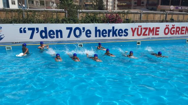 Mardinde 1720 çocuk portatif havuzda yüzme öğrendi