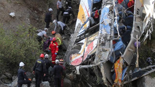 Peruda otobüs uçuruma yuvarlandı: 29 ölü