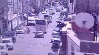 Motosiklet, park halindeki otomobilin kapısına çarptı