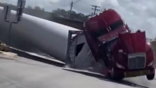 Rüzgar türbininin kanadını taşıyan tıra yük treni çarptı